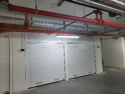 Garažna vrata u podzemnoj garaži stambene zgrade