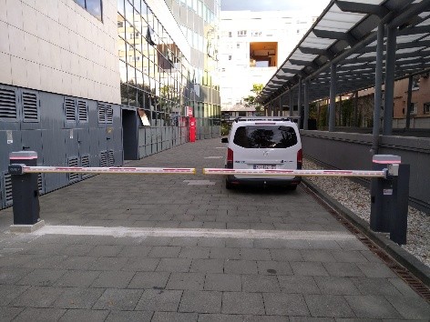 Automatska parkirna rampa kod poslovnog objekta