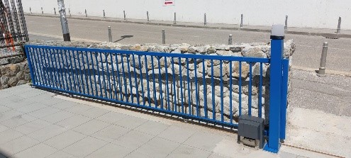 Plava klizna metalna vrata s automatikom